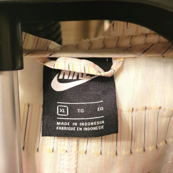 Nike Earth Day Womens Oversized Jacket Cream XL Windrunner Full Zip Hooded - Picture 3 of 10